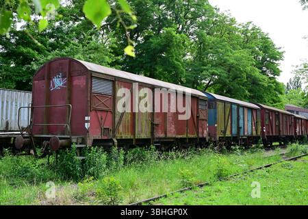 vecchio treno abbandonato a duisburg, germania Foto Stock