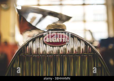 08-06-2025, Kempttal, Svizzera. Emblema o badge decorativo classico per radiatori Bugatti prebellici. Primo piano, nessuna gente Foto Stock