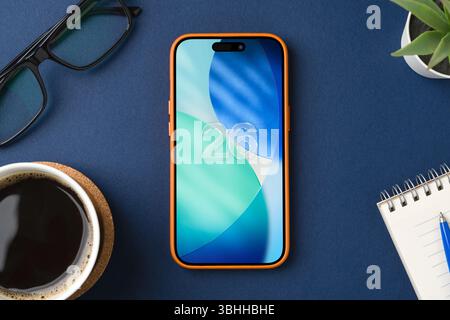 Antalya, Turchia - 10 giugno 2025: Schermo iPhone 16 Pro con il nuovo logo iOS 26, verrà rilasciato il prossimo sistema operativo per gli smartphone Apple Foto Stock