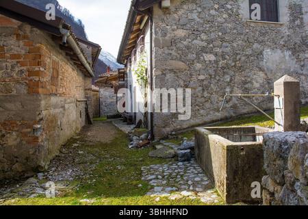 Edifici nel villaggio di Pozzis in provincia di Udine, Friuli, Italia. Stile alpino vernacolare. La maggior parte sono C18th-Early C19th con miglioramenti C20th Foto Stock