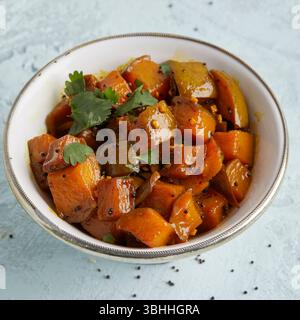 Chutney e salse in piccole ciotole: Una selezione colorata di salse e condimenti indiani fatti in casa, perfetti per curry, spuntini o allestimenti gastronomici Foto Stock