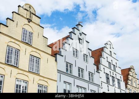 Case a capanna sulla piazza del mercato, Friedrichstadt, Schleswig-Holstein, Germania Foto Stock
