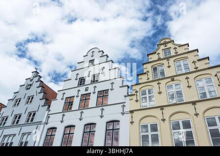 Case a capanna sulla piazza del mercato, Friedrichstadt, Schleswig-Holstein, Germania Foto Stock