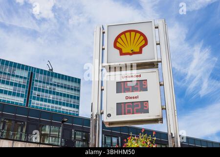 Cartello stazione di servizio Shell con i prezzi del carburante. Londra, Regno Unito, 14 aprile 2024 Foto Stock