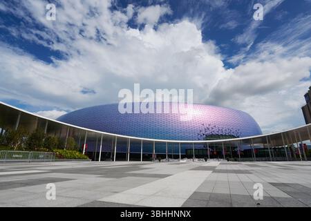 Kai Tak Stadium, visto dal Central Sqaure in una giornata di sole, poco prima delle qualificazioni alla Coppa d'Asia 2027 della AFC il 10 giugno 2025. Foto Stock