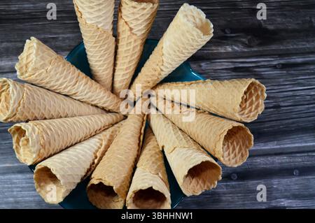 Gelato biscotti in un piatto, cialde biscotti utilizzati per il gelato, concetto estivo, croccante biscotto da ripieno con vari gelati Foto Stock