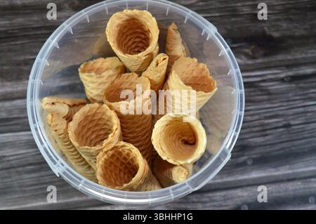 Biscotti per gelato, biscotti per cialde utilizzati per il gelato, concetto estivo, croccante biscotto da rifornire con vari gelati durante le vacanze Foto Stock