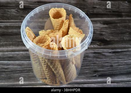 Biscotti per gelato, biscotti per cialde utilizzati per il gelato, concetto estivo, croccante biscotto da rifornire con vari gelati durante le vacanze Foto Stock