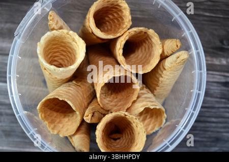 Biscotti per gelato, biscotti per cialde utilizzati per il gelato, concetto estivo, croccante biscotto da rifornire con vari gelati durante le vacanze Foto Stock