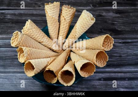 Gelato biscotti in un piatto, cialde biscotti utilizzati per il gelato, concetto estivo, croccante biscotto da ripieno con vari gelati Foto Stock