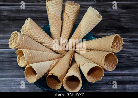 Gelato biscotti in un piatto, cialde biscotti utilizzati per il gelato, concetto estivo, croccante biscotto da ripieno con vari gelati Foto Stock