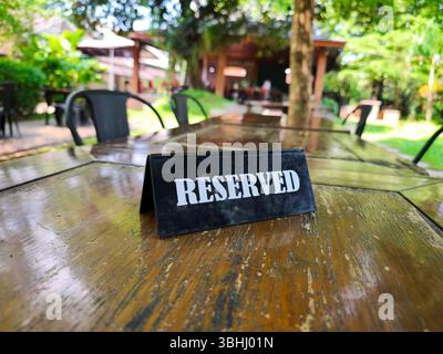 Insegna riservata su un tavolo di legno presso un ristorante all'aperto Foto Stock
