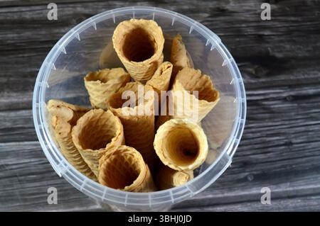 Biscotti per gelato, biscotti per cialde utilizzati per il gelato, concetto estivo, croccante biscotto da rifornire con vari gelati durante le vacanze Foto Stock