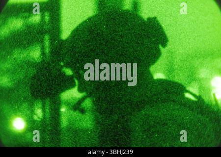 Un operatore statunitense con il 10th Special Forces Group (Airborne) esfiltra un obiettivo durante un esercizio di addestramento congiunto con le forze speciali del Regno Unito e della Polonia a Colorado Springs, Colorado, 3 giugno 2025. L'esercizio consisteva in team che convergevano sull'obiettivo, catturavano o uccidevano un obiettivo di valore elevato ed eseguivano uno sfruttamento sensibile del sito. (Foto U.S. Army del sergente Rhianna Ballenger) Foto Stock