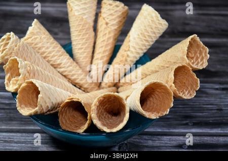 Gelato biscotti in un piatto, cialde biscotti utilizzati per il gelato, concetto estivo, croccante biscotto da ripieno con vari gelati Foto Stock