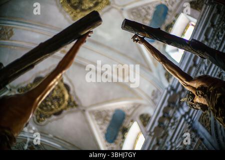 Vista della scultura del Santisimo Cristo de la Conversion di Juan de Mesa, raffigurante Cristo crocifisso accanto al ladro buono a Siviglia. Foto Stock