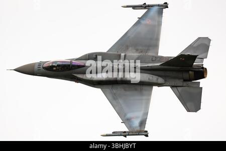 L'F-16C della Tiger Demo Team dell'Aeronautica militare polacca si esibisce al RAF Cosford Airshow del 2025. Credit JTW Aviation Images / Alamy. Foto Stock