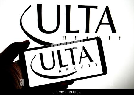 India. 9 giugno 2025. In questa illustrazione fotografica, un logo di bellezza Ulta viene visualizzato su uno smartphone e sullo sfondo. Credito: SOPA Images Limited/Alamy Live News Foto Stock