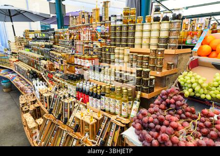 Olio d'oliva, olio di tartufo e olio di lavanda in vendita nel vecchio mercato della città vecchia, Rovigno, Istria, Croazia, Europa Foto Stock
