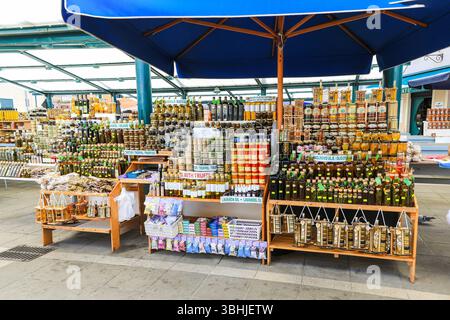 Olio d'oliva, olio di tartufo e olio di lavanda in vendita nel vecchio mercato della città vecchia, Rovigno, Istria, Croazia, Europa Foto Stock