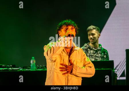 Random - Emanuele caso, rapper italiano Roma, Italia - 31 maggio 2025: Rapper italiano Random, pseudonimo di Emanuele caso, si esibisce sul palco durante un evento gratuito organizzato al Parco degli Acquedotti. Roma RM Italia Copyright: XGennaroxLeonardix Foto Stock