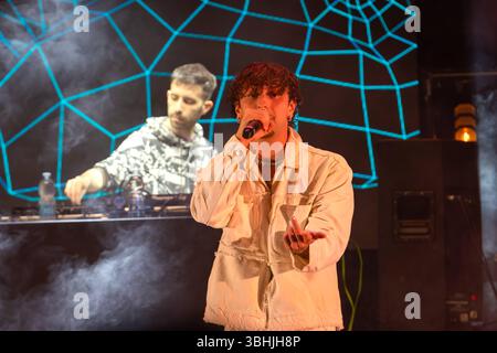 Random - Emanuele caso, rapper italiano Roma, Italia - 31 maggio 2025: Rapper italiano Random, pseudonimo di Emanuele caso, si esibisce sul palco durante un evento gratuito organizzato al Parco degli Acquedotti. Roma RM Italia Copyright: XGennaroxLeonardix Foto Stock