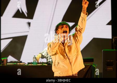 Random - Emanuele caso, rapper italiano Roma, Italia - 31 maggio 2025: Rapper italiano Random, pseudonimo di Emanuele caso, si esibisce sul palco durante un evento gratuito organizzato al Parco degli Acquedotti. Roma RM Italia Copyright: XGennaroxLeonardix Foto Stock