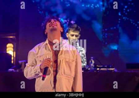 Random - Emanuele caso, rapper italiano Roma, Italia - 31 maggio 2025: Rapper italiano Random, pseudonimo di Emanuele caso, si esibisce sul palco durante un evento gratuito organizzato al Parco degli Acquedotti. Roma RM Italia Copyright: XGennaroxLeonardix Foto Stock