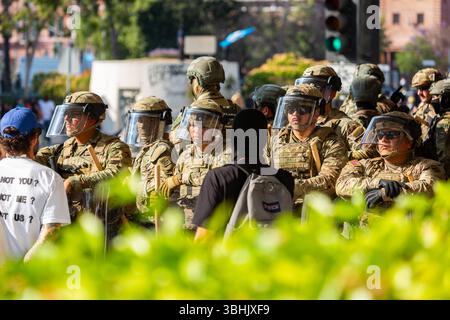 Soldati del 1st Battalion, 185th Infantry Regiment, 79th Infantry Brigade Combat Team in uno status di Title 10 protegge un Los Angeles Federal Building e il personale federale a Los Angeles, California, 9 giugno 2025. Circa 2.000 forze della Guardia Nazionale stanno sostenendo la protezione del personale federale e delle proprietà federali nella grande area di Los Angeles. (Foto del Dipartimento della difesa del capitano Alex Werden) Foto Stock