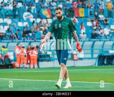 Il portiere italiano Gianluigi Donnarumma si scalda durante la partita Italia-Moldavia Foto Stock