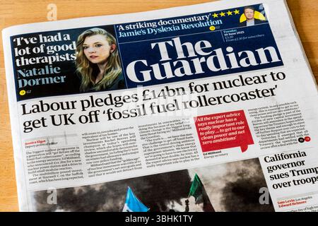 10 giugno 2025. Il titolo in prima pagina del Guardian legge che i laburisti promettono 14 miliardi di sterline per il nucleare di scendere dalle montagne russe a combustibile fossile Foto Stock