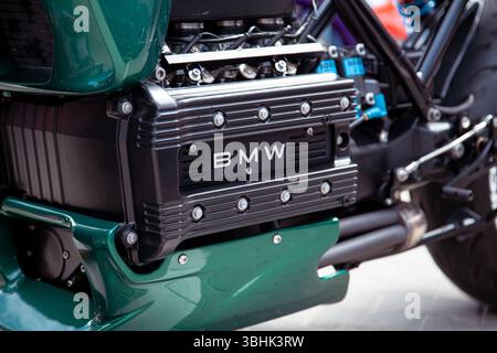 Vilnius, Lituania - 31-05-2025 - Logo, emblema della motocicletta BMW K100 Streetfighter in Emerald Green all'Auto Expo Foto Stock