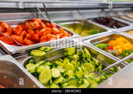 Insalate fresche con verdure assortite in un ambiente a buffet Foto Stock