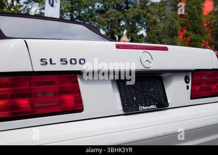 Vilnius, Lituania - 31-05-2025 - Vista posteriore di una Mercedes-Benz SL500 bianca con emblemi e logo visibili Foto Stock