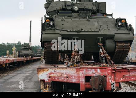 Un veicolo da combattimento m2 Bradley è incatenato in attesa di essere scaricato al CSX Jessup, Maryland, il 9 giugno 2025, in preparazione alla 250th Army Birthday Parade il 14 giugno 2025. M1A2 Abrams, m2 Bradley Fighting Vehicles, M109A6 Paladin Howitzers e altre attrezzature arrivano via ferrovia per prendere parte alla 250th Army Birthday Parade il 14 giugno 2025. I veicoli partirono da Fort Cavazos, Texas, dove sono assegnati a varie unità all'interno della 1st Cavalry Division. (Foto dell'esercito degli Stati Uniti del sergente Elisabeth Tasker.) Foto Stock