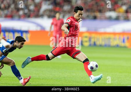 Seoul, Corea del Sud. 10 giugno 2025. Lee Han-beom (R) della Corea del Sud spara durante la partita del gruppo B delle qualificazioni asiatiche della Coppa del mondo FIFA 2026 tra Corea del Sud e Kuwait a Seul, Corea del Sud, 10 giugno 2025. Crediti: Jun Hyosang/Xinhua/Alamy Live News Foto Stock