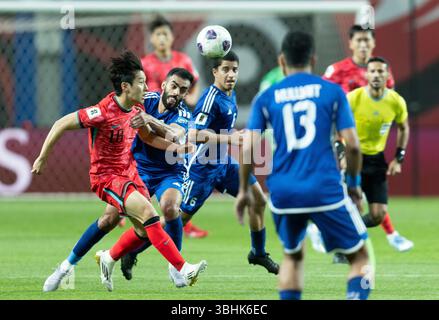 Seoul, Corea del Sud. 10 giugno 2025. Lee Kang-in (1° L) della Corea del Sud si batte per il pallone durante la partita di qualificazione al Mondiale FIFA 2026 del gruppo B tra Corea del Sud e Kuwait a Seoul, Corea del Sud, 10 giugno 2025. Crediti: Jun Hyosang/Xinhua/Alamy Live News Foto Stock