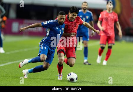 Seoul, Corea del Sud. 10 giugno 2025. Jeon Sejin (R) della Corea del Sud si batte contro Meshari Alenezi del Kuwait durante la partita del gruppo B delle qualificazioni asiatiche della Coppa del mondo FIFA 2026 tra Corea del Sud e Kuwait a Seoul, Corea del Sud, 10 giugno 2025. Crediti: Jun Hyosang/Xinhua/Alamy Live News Foto Stock