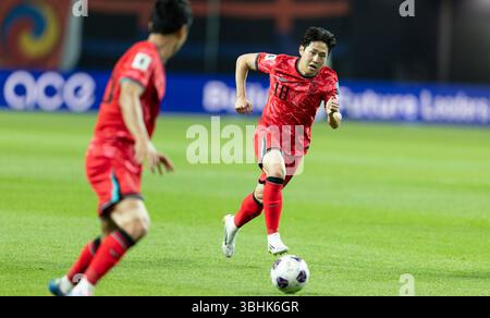 Seoul, Corea del Sud. 10 giugno 2025. Lee Kang-in (R) della Corea del Sud controlla la palla durante la partita del gruppo B delle qualificazioni asiatiche della Coppa del mondo FIFA 2026 tra Corea del Sud e Kuwait a Seoul, Corea del Sud, 10 giugno 2025. Crediti: Jun Hyosang/Xinhua/Alamy Live News Foto Stock