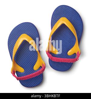 paio di infradito blu, sfondo bianco isolato, scarpe per bambini vivaci con spalline gialle e spalline rosa, prese direttamente dall'alto Foto Stock