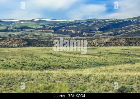 pianure erbose sotto il canyon degli orsi nelle montagne pryor vicino a warren, montana Foto Stock