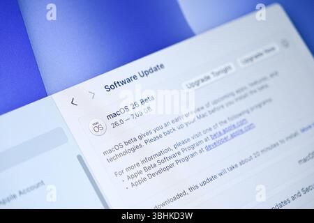Poznan, Polonia - 10 giugno 2025: Il nuovo aggiornamento DI MACOS 26 viene visualizzato su una schermata del sistema macOS beta, presentando le future innovazioni tecnologiche Foto Stock