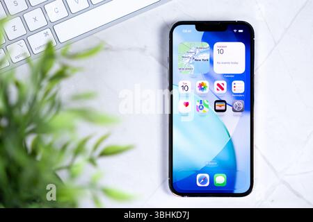Poznan, Polonia - 10 giugno 2025: Smartphone moderno che mostra il nuovo sistema operativo iOS 26 e il design Liquid Glass, incarnando la tecnologia del futuro e. Foto Stock