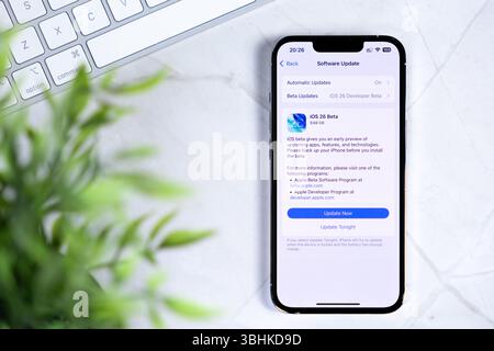 Poznan, Polonia - 10 giugno 2025: Modern iPhone visualizza il nuovo aggiornamento software iOS 26 Beta con l'icona Liquid Glass, che simboleggia il sistema operativo mobile e. Foto Stock