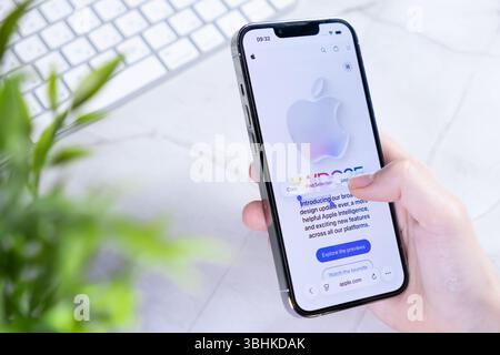 Poznan, Polonia - 10 giugno 2025: Caratteristiche di progettazione di iOS 26 e Liquid Glass esplorate su iPhone Apple, dimostrando un sistema operativo mobile avanzato Foto Stock