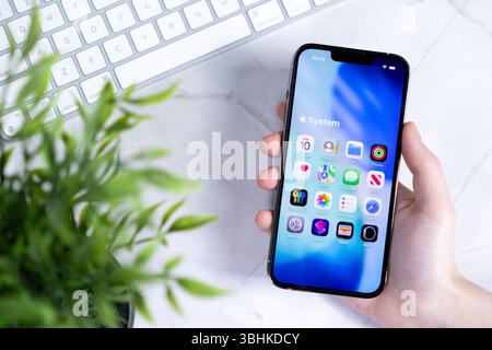 Poznan, Polonia - 10 giugno 2025: Interfaccia dell'app di sistema sul moderno iPhone Apple, che presenta in dettaglio il nuovo iOS 26 con design Liquid Glass Foto Stock