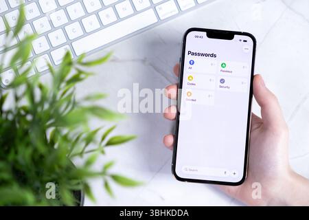 Poznan, Polonia - 10 giugno 2025: Applicazione password su iPhone, con nuove funzioni iOS 26 e innovativo design in vetro liquido per cifre sicure Foto Stock