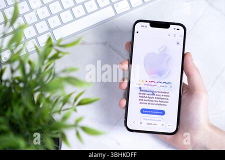 Poznan, Polonia - 10 giugno 2025: NUOVO design IOS 26 e Liquid Glass su un iPhone Apple, che presenta software mobile e interfaccia utente innovativi per il futuro Foto Stock