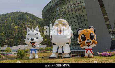 Muju, Corea del Sud. 1 maggio 2019: Statue di mascotte Taekwondowon, da sinistra a destra, Jin Jin, Baek Woon osa e Tae Rang in piedi di fronte al compet Foto Stock