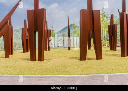 Muju, Corea del Sud. 1 maggio 2019: Statue di ferro rappresentano varie tecniche di Taekwondo nel prato del Taekwondowon coreano Foto Stock